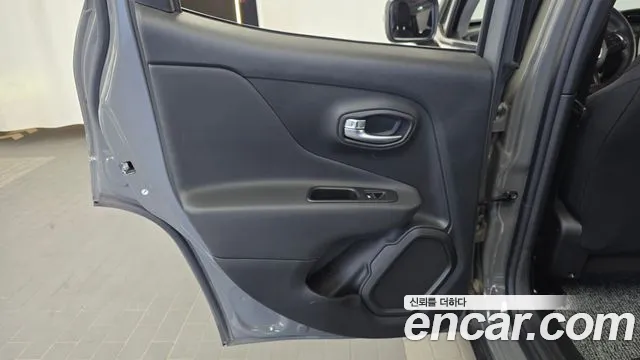 Jeep Renegade — Фото автомобиля 24
