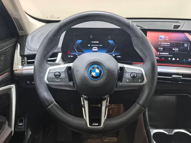 BMW iX1 — Фото автомобиля 3