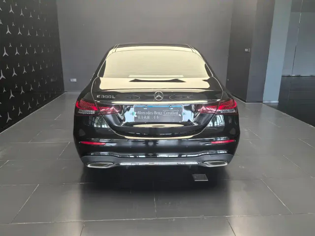 Mercedes-Benz E-Class — Фото автомобиля 3