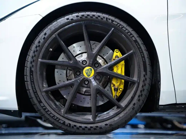 Lotus Emira — Фото автомобиля 14
