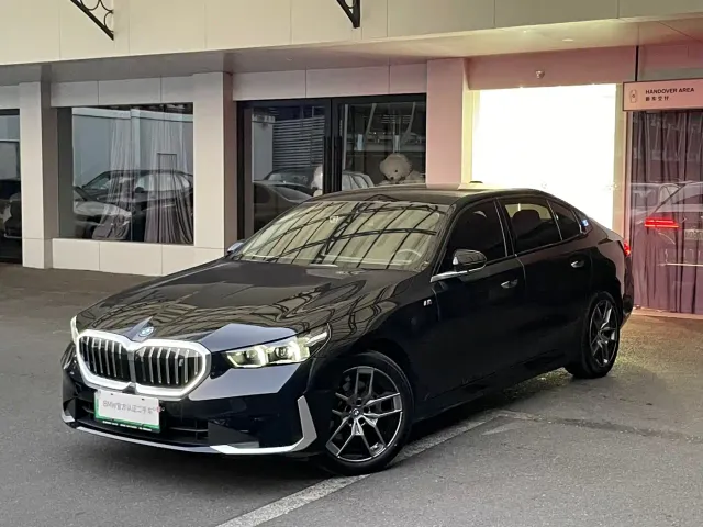 Фотография автомобиля — BMW i5