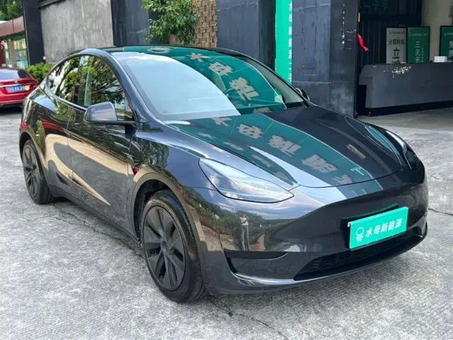 Tesla Model Y — Фото автомобиля 14