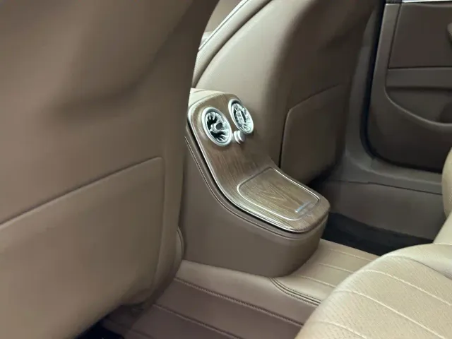 Mercedes-Benz E-Class — Фото автомобиля 19