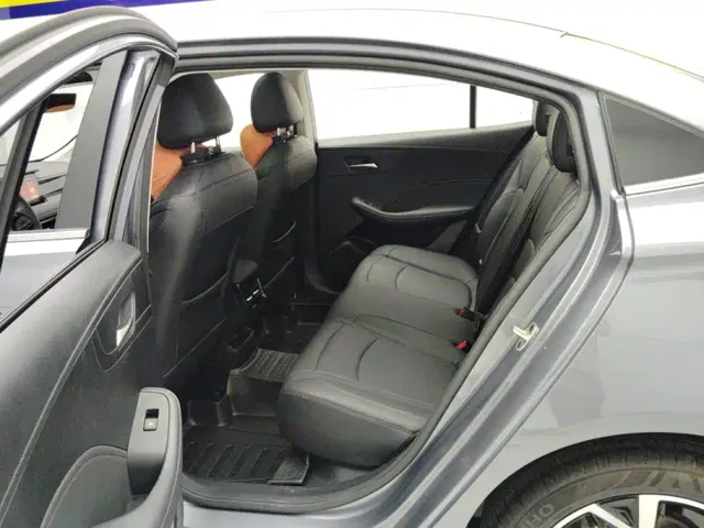 Roewe i5 — Фото автомобиля 11