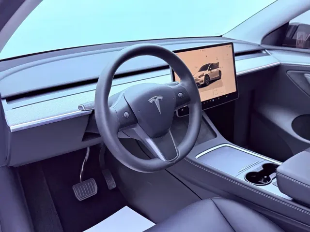 Tesla Model Y — Фото автомобиля 10