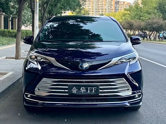 Toyota Sienna — Фото автомобиля 2