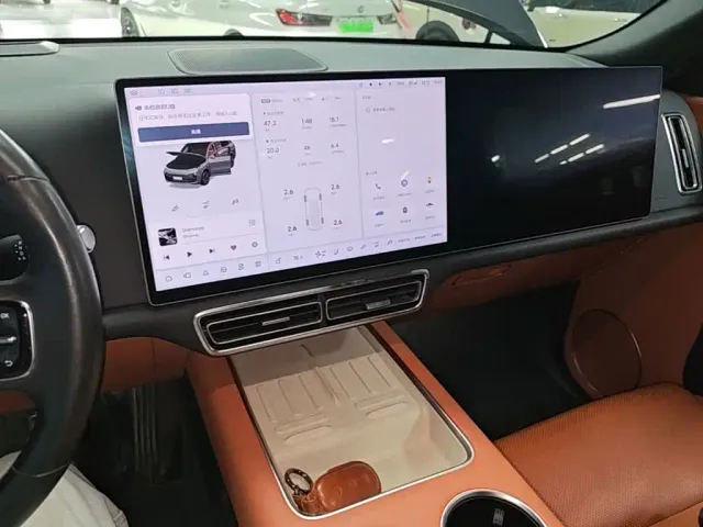 Li Auto L8 — Фото автомобиля 12