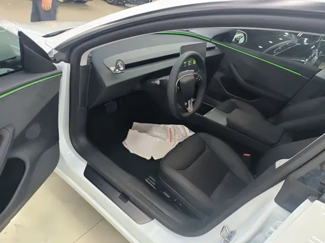 Tesla Model 3 — Фото автомобиля 15