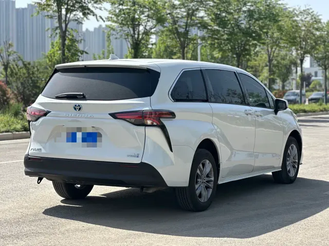 Toyota Sienna — Фото автомобиля 9