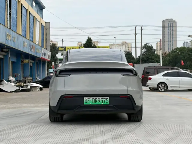 Tesla Model Y — Фото автомобиля 5