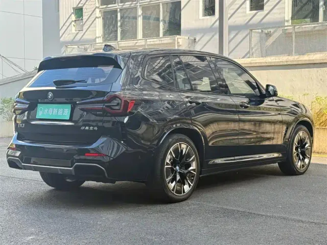 BMW iX3 — Фото автомобиля 11