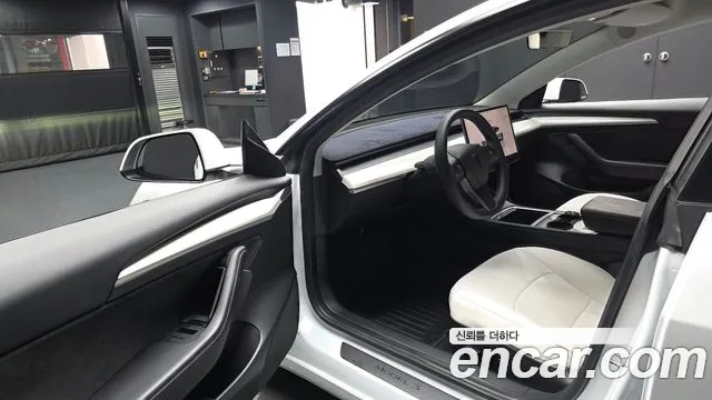 Tesla Model 3 — Фото автомобиля 15
