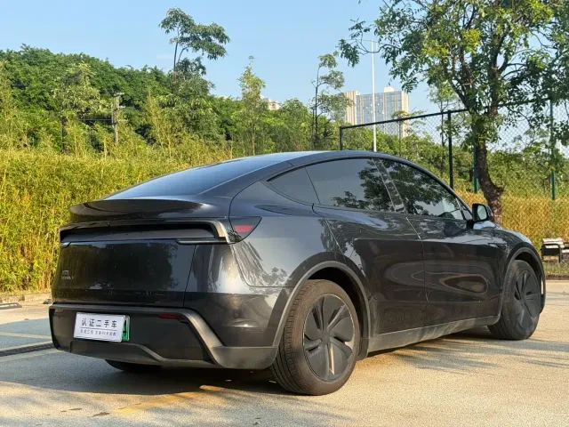 Tesla Model Y — Фото автомобиля 11