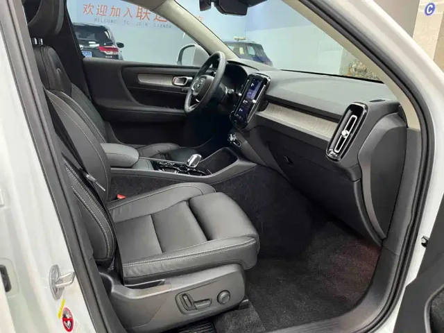 Volvo XC40 — Фото автомобиля 18