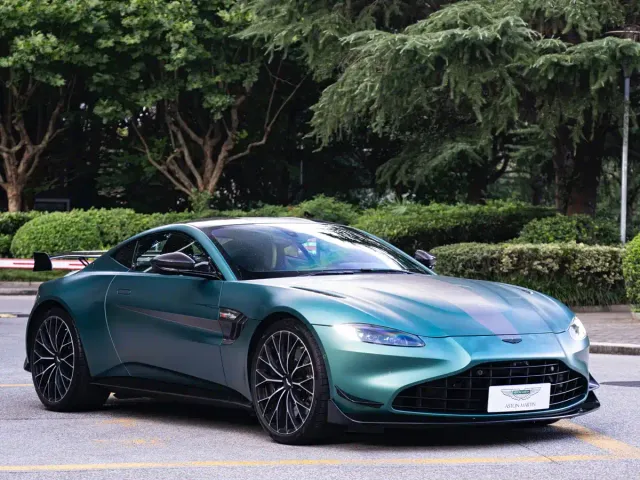 Aston Martin V8 Vantage — Фото автомобиля 3