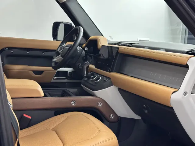 Land Rover Defender — Фото автомобиля 16
