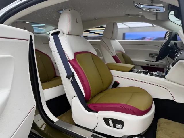 Rolls-Royce Spectre — Фото автомобиля 12