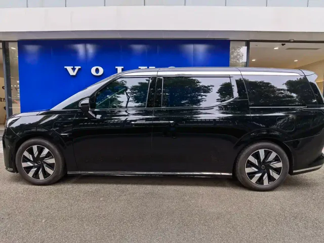 Volvo EM90 — Фото автомобиля 3