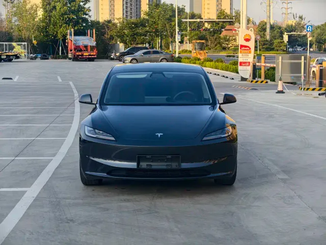 Tesla Model 3 — Фото автомобиля 2
