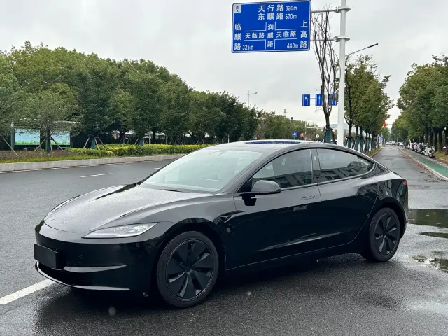 Фотография автомобиля — Tesla Model 3