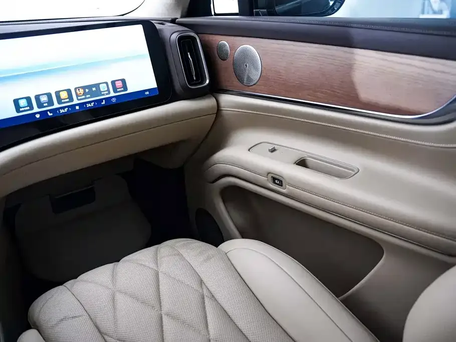 AITO Wenjie AITO M9 2024 Extended Range Ultra 42kWh 6-Seater — Фото автомобиля 26