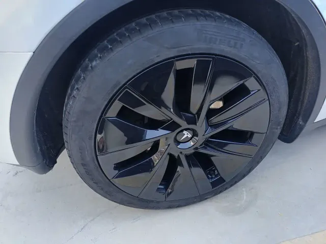 Tesla Model Y — Фото автомобиля 15