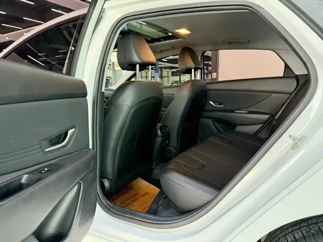Hyundai Elantra 2023 Model 1.5L CVT LUX Premium Edition — Фото автомобиля 5