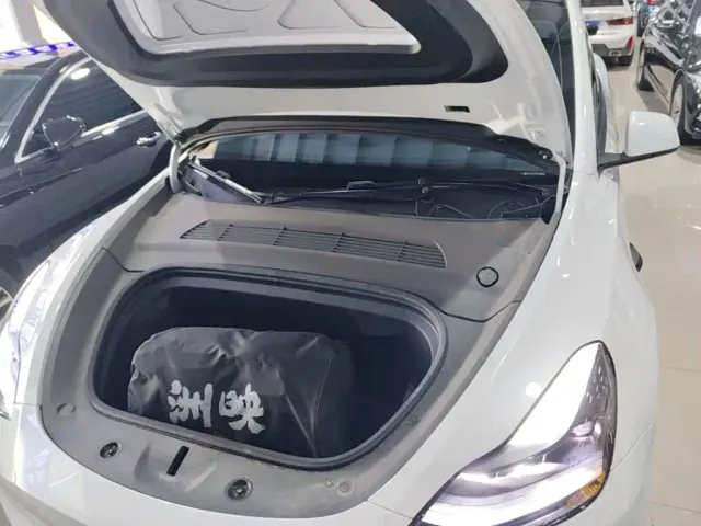 Tesla Model Y — Фото автомобиля 15