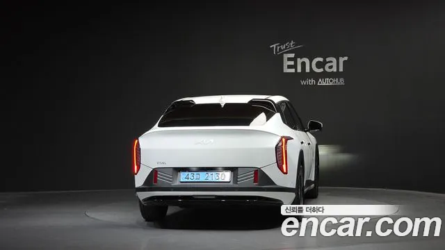 Kia EV4 — Фото автомобиля 4