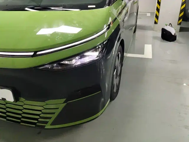 Xpeng X9 — Фото автомобиля 23
