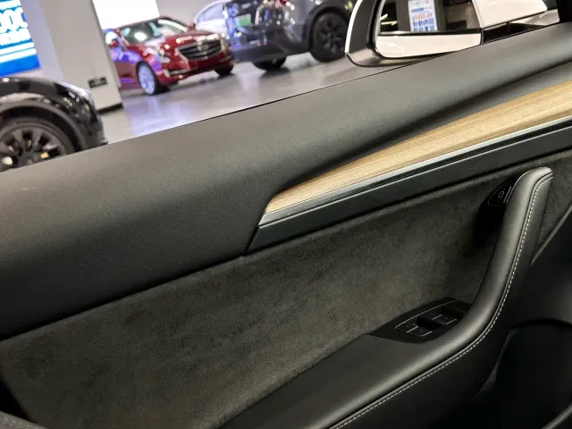 Tesla Model 3 — Фото автомобиля 20