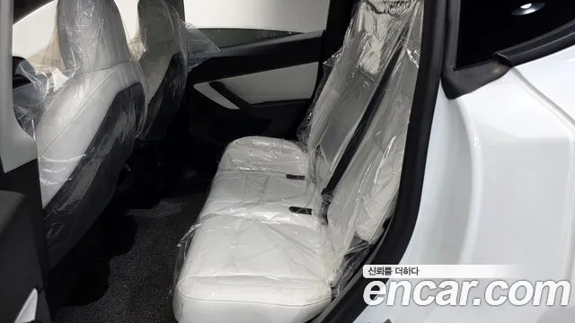 Tesla Model Y — Фото автомобиля 17