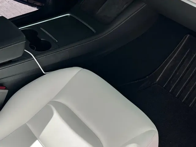 Tesla Model Y — Фото автомобиля 12
