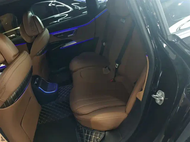 Mercedes-Benz E-Class — Фото автомобиля 12