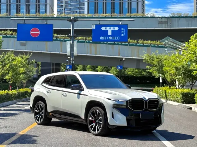 BMW XM — Фото автомобиля 2
