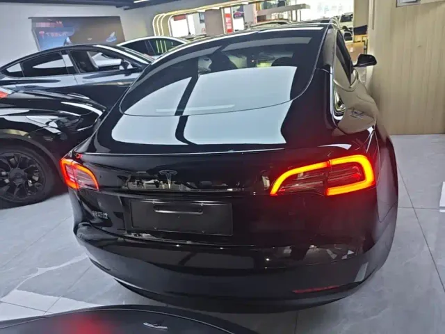 Tesla Model 3 — Фото автомобиля 5