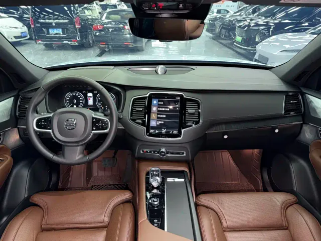 Volvo XC90 — Фото автомобиля 11