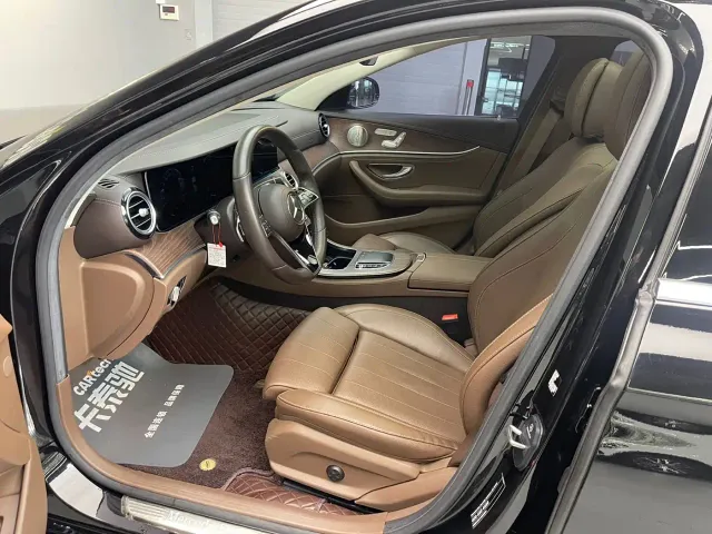 Mercedes-Benz E-Class — Фото автомобиля 24