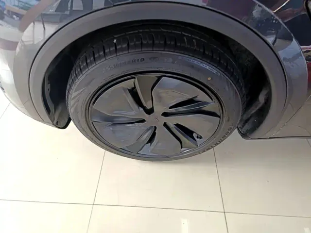 Tesla Model Y — Фото автомобиля 22
