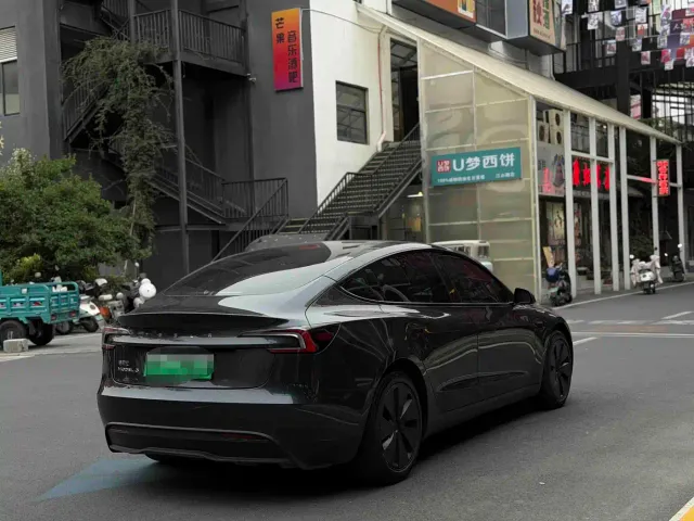 Tesla Model 3 — Фото автомобиля 8