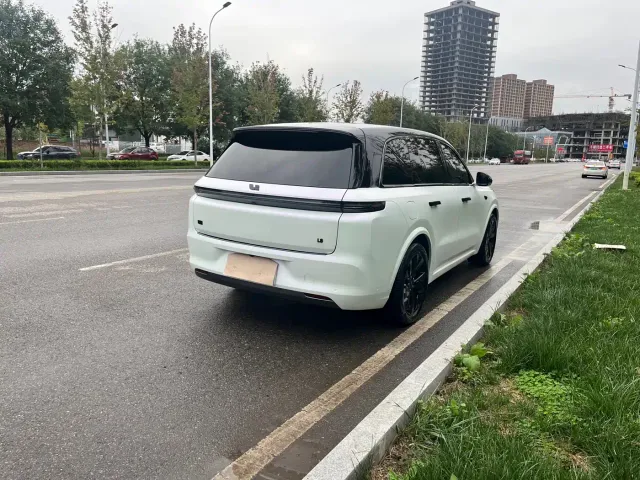 Li Auto L8 — Фото автомобиля 21