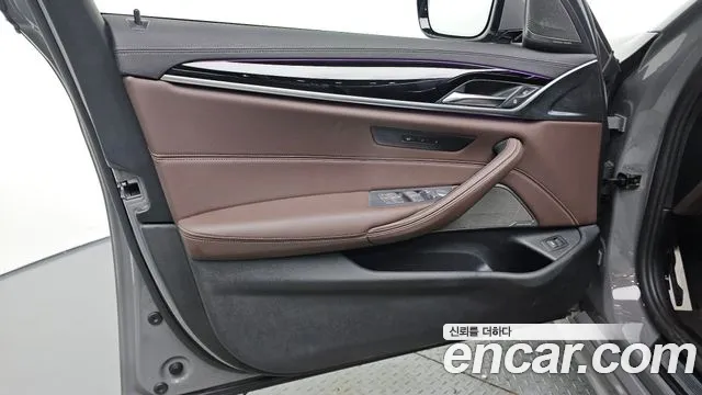 BMW 5 Series G30 — Фото автомобиля 24