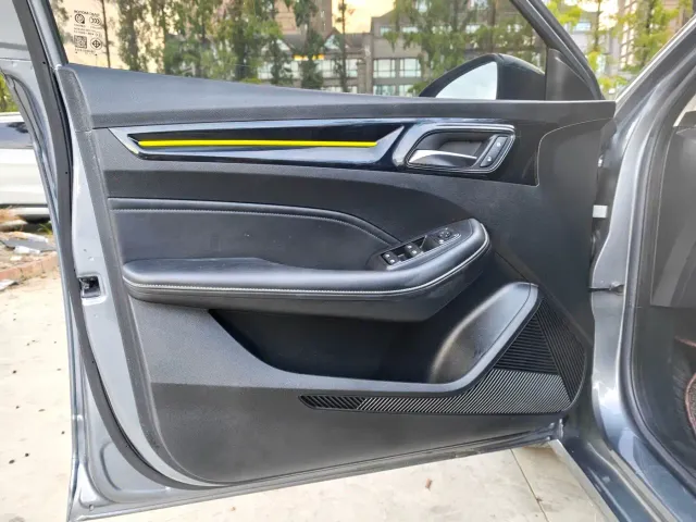 Roewe i5 — Фото автомобиля 4