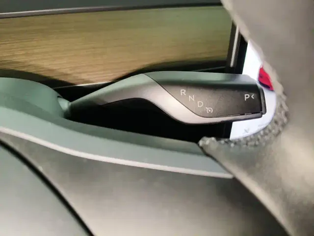 Tesla Model Y — Фото автомобиля 13