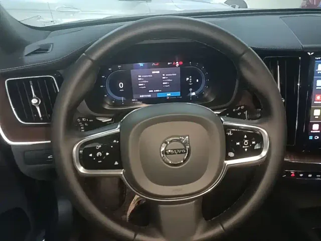 Volvo XC60 — Фото автомобиля 10