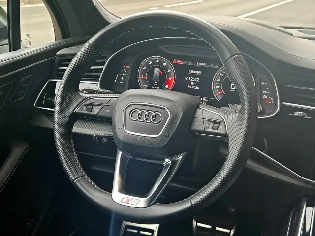 Audi SQ7 — Фото автомобиля 11