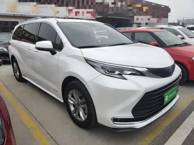 Toyota Sienna — Фото автомобиля 3