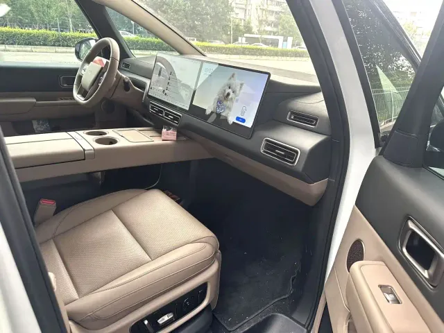Li Auto MEGA — Фото автомобиля 3