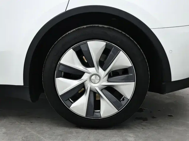 Tesla Model Y — Фото автомобиля 9