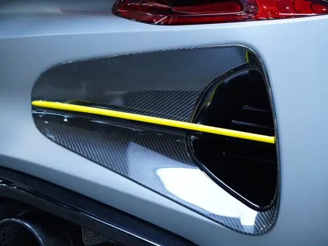 Lotus Emira — Фото автомобиля 10